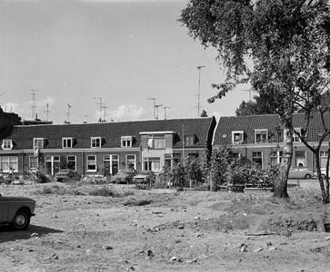 880025 Gezicht op de voorgevels van woningen aan de oneven zijde van de Knipstraat te Utrecht, die gesloopt gaan worden.